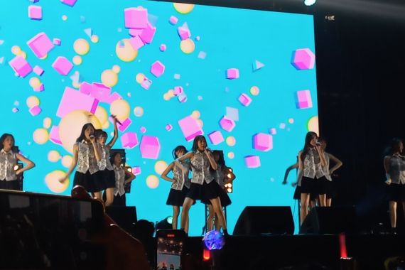 Lagu Heavy Rotation Tutup Penampilan JKT48 dengan Meriah di Joyland Festival 2022 - JPNN.COM