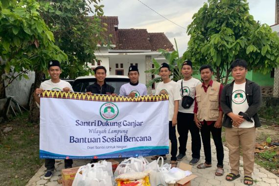 Sukarelawan Santri Dukung Ganjar Bagikan Sembako ke Korban Banjir di Lampung Selatan - JPNN.COM