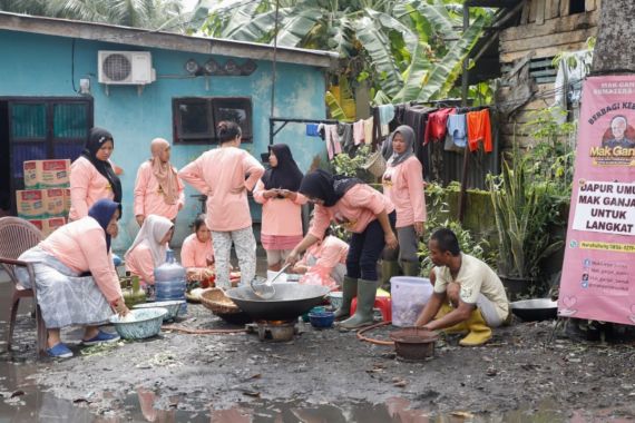 Dirikan Dapur Umum, Mak Ganjar Bagikan Ratusan Paket Makanan untuk Korban Banjir di Langkat - JPNN.COM