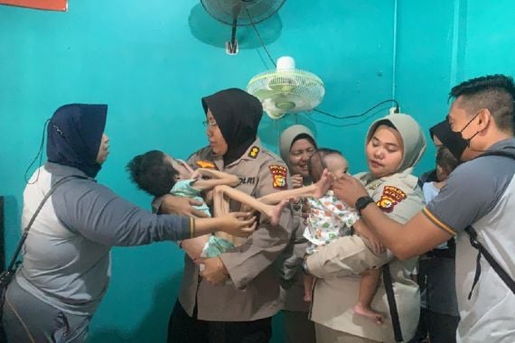 Siti Fadillah Penderita Hidrosefalus Tampak Ceria Saat Digendong Anak Buah Irjen Iqbal, Lihat - JPNN.COM