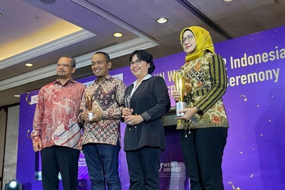 Direktur Keuangan Pertamina Sabet Penghargaan Indonesia WEPs 2022 - JPNN.COM