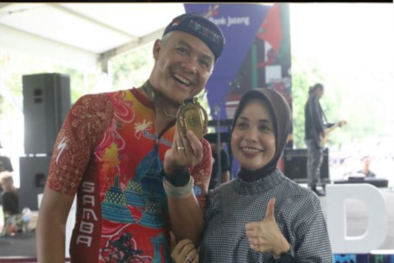 Ganjar Pranowo Taklukkan Jarak Gowes 104 KM di Tour de Borobudur - JPNN.COM