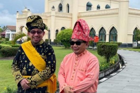 Dr. Salim Mendapat Gelar Adat Datuk Maulana Sukmajaya dari LAM Siak - JPNN.COM