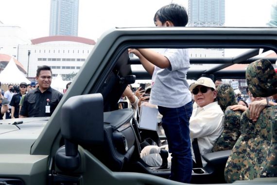 Menhan Prabowo Jajal Rantis Elektrik Buatan Pindad, Sopiri Anak-anak di Pameran Indodefence 2022 - JPNN.COM