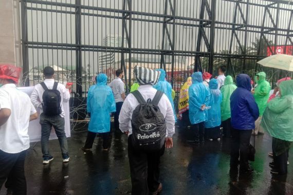 Hujan Deras & Petir Mengiringi Demo Guru Lulus PG PPPK, Pimpinan DPR ke Mana? - JPNN.COM