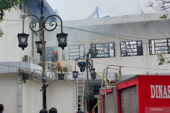Kebakaran Gedung Bappelitbang Bandung, Polisi Amankan Sejumlah Orang - JPNN.COM