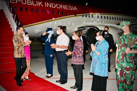 Malam-malam, Jokowi Tiba di Bali, Luhut Pertama Menyambut - JPNN.COM