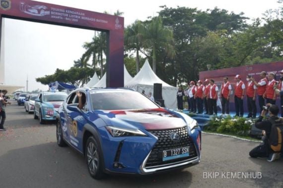 Menhub Budi Karya Lepas Touring Puluhan Mobil Listrik dari Jakarta ke Bali, Lihat Tuh - JPNN.COM