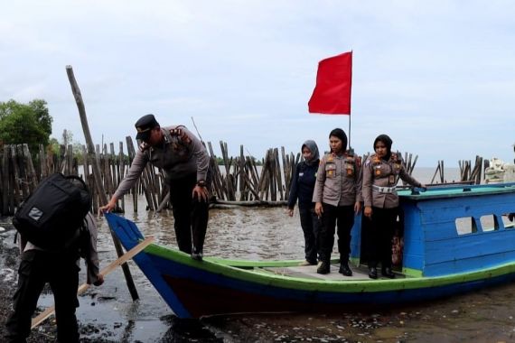 Begini Perjuangan Polres Dumai Antar Bantuan ke Daerah Terisolasi Kampung Penempul - JPNN.COM