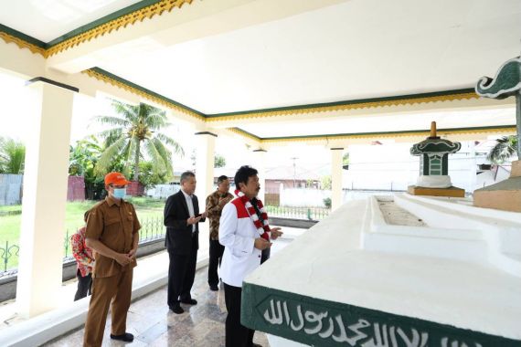 Prof Yudian Menapaktilasi dan Menziarahi Makam Sultan Iskandar Muda - JPNN.COM