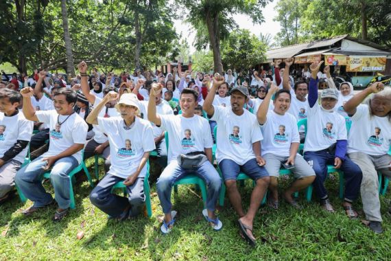 Komunitas Nelayan Pendukung Ganjar Bagikan Sembako & Bersih-bersih Pantai Pangandaran - JPNN.COM