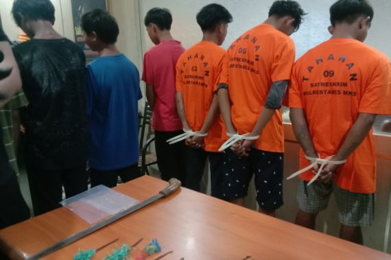 8 Pelaku Penyerangan Warkop di Makassar Ditangkap, Lihat Barang Buktinya - JPNN.COM