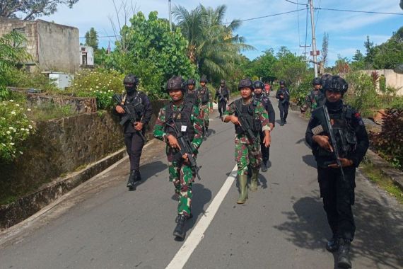 TNI dan Brimob Gelar Patroli Bersama Demi Ciptakan Kedamaian di Negeri Kariu - JPNN.COM