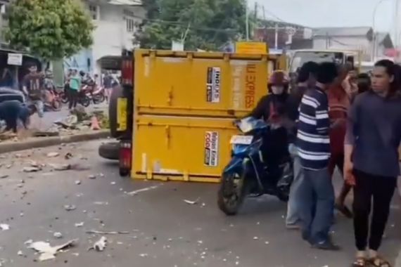 Hindari Penyeberang Jalan, Mobil Boks Terguling di Bekasi - JPNN.COM
