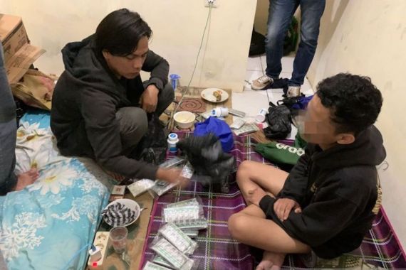 Gegara Mengedarkan Obat Keras Ilegal, Remaja di Sukabumi Berurusan dengan Polisi - JPNN.COM