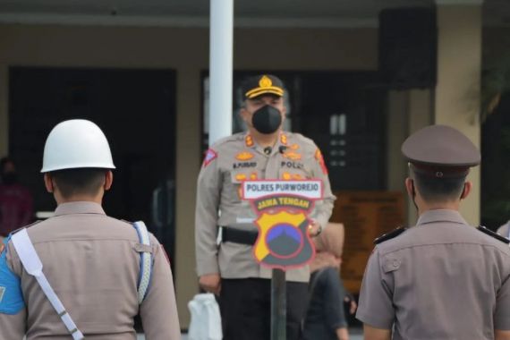 Tepergok Berselingkuh dengan Istri Anggota TNI, Aipda AL Dipecat dari Polri - JPNN.COM