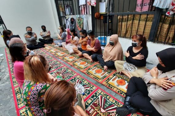 Biro SDM Polda Riau Berikan Pendampingan Psikososial Kepada Tahanan Wanita - JPNN.COM