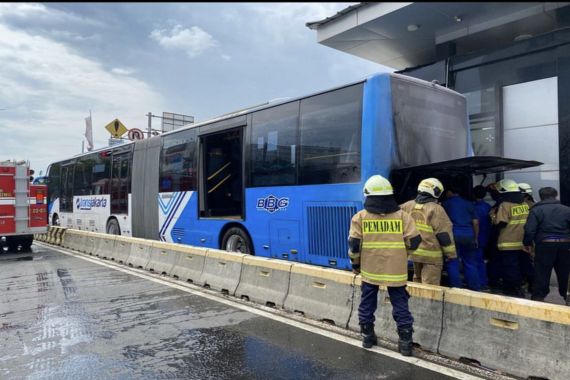 Bus TransJakarta Terbakar di Jakarta Timur, Ada Suara Ledakan - JPNN.COM
