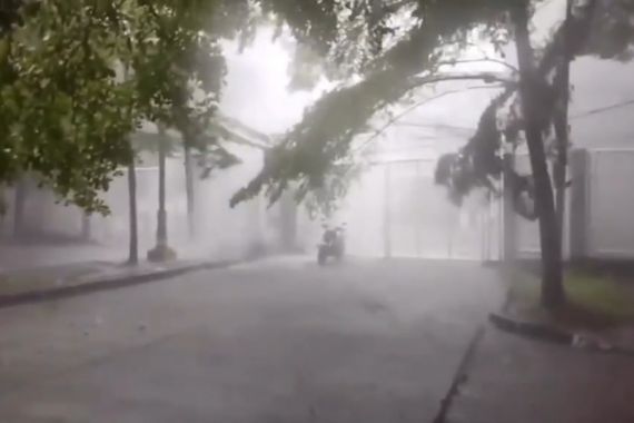 Viral! Video Limpahan Air Bak Air Terjun Saat Hujan di Bekasi, Oh Ternyata - JPNN.COM