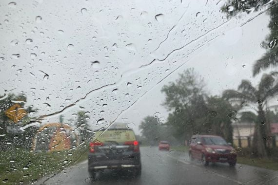 Prakiraan Cuaca Hari Ini, Hujan Ringan Guyur Kota Jakarta - JPNN.COM