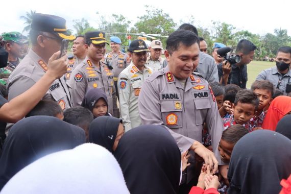 Naik Helikopter ke Polsek Terpencil, Irjen Fadil Sampaikan Pesan Jokowi & Semangati Polisi - JPNN.COM