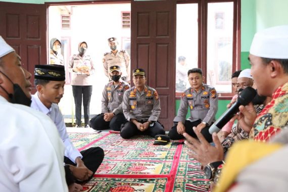 Tahanan Kasus Narkoba Menikah di Kantor Polsek, Lihat Sosok yang Menjadi Saksi - JPNN.COM