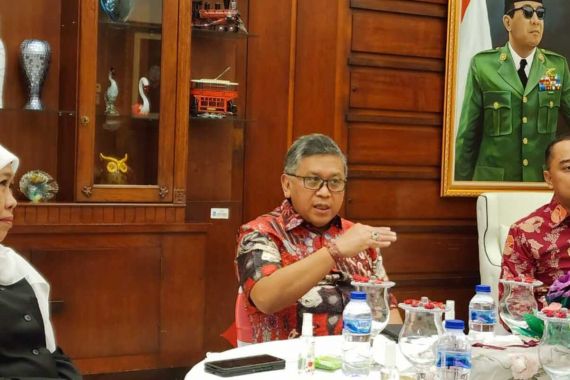 Ditemui Khofifah di Surabaya, Hasto Sebut Ada Pembahasan Strategis - JPNN.COM