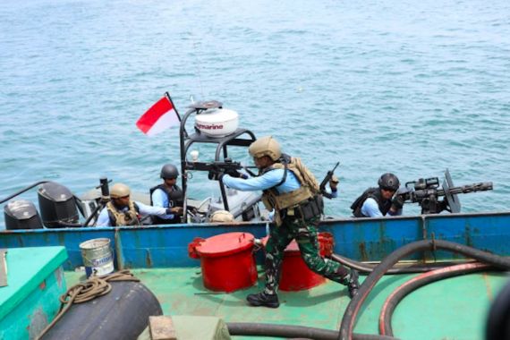 Pasukan Khusus TNI AL Merangsek ke Atas Kapal Secara Senyap - JPNN.COM