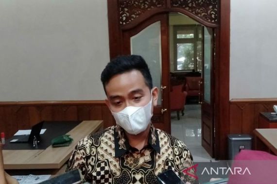 Begini Respons Gibran yang Diusulkan Rocky Gerung jadi Cawapres Anies - JPNN.COM