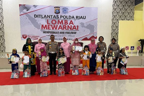 Ditlantas Polda Riau Memberikan Edukasi Kepahlawanan kepada Anak-Anak - JPNN.COM