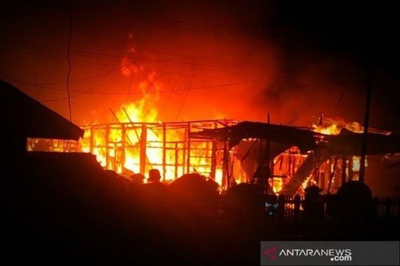 Pasar Cinde Palembang Terbakar, Puluhan Kios Hangus  - JPNN.COM