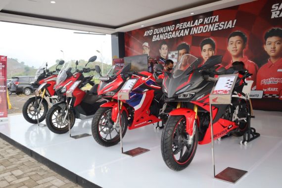 Jajaran Sport Bike Honda Mejeng di Sirkuit Mandalika, Ada Aksesori dan Apparel Juga - JPNN.COM