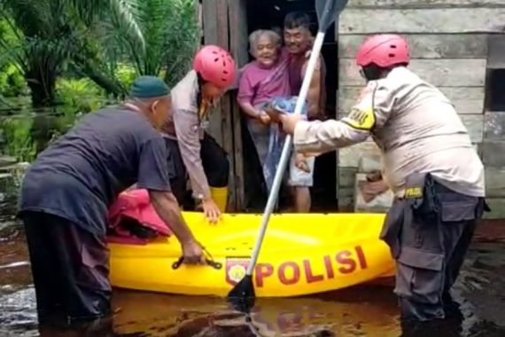 Banjir Rendam Puluhan Rumah Warga di Siak, Polisi Dirikan Posko Pengungsian - JPNN.COM