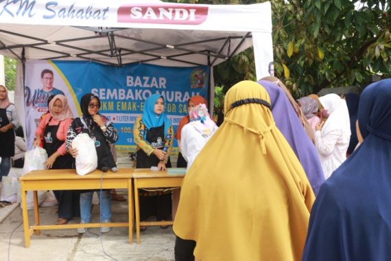 Sandi Preneur Garut Salurkan Ratusan Sembako Murah - JPNN.COM