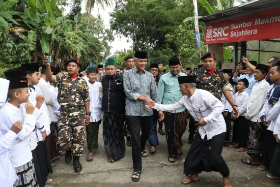 Ganjar Pengin Pesantren Cetak Santri yang Mampu Membawa Kemajuan Bangsa - JPNN.COM