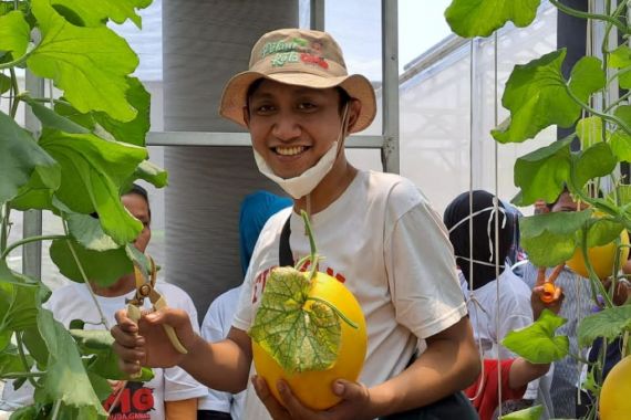 OMG Jakarta Berikan Bantuan Lahan untuk Puluhan Petani di Duren Sawit - JPNN.COM