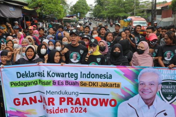 Kowarteg Bersama Ratusan Pedagang di Pasar Permai Koja Dukung Ganjar jadi Presiden - JPNN.COM