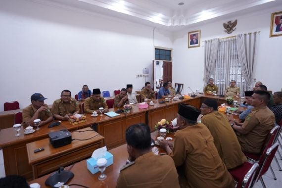 Kurang Direspons Bupati Adil, Rombongan Kades dari Meranti Temui Gubernur Syamsuar - JPNN.COM