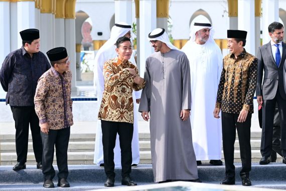 Sebelum ke Bali, Jokowi Ajak Presiden Emirat Arab ke Solo Resmikan Masjid, Lihat Ekspresi Gibran - JPNN.COM