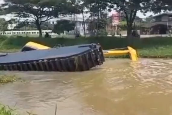 Video Viral Ekskavator Tenggelam di Kalimalang, Lihat Tuh - JPNN.COM