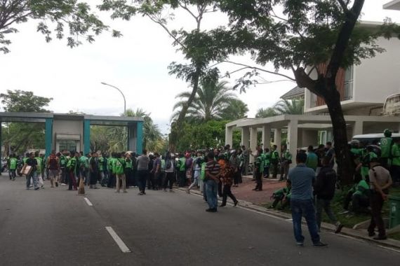 Ratusan Ojol Serbu Sekuriti Perumahan Elite di Pekanbaru, Suasana Mencekam - JPNN.COM