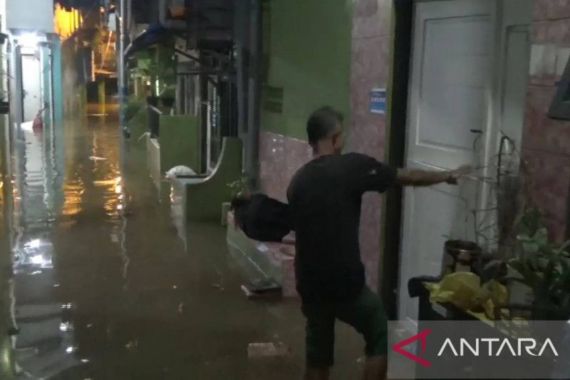 Tolong! Warga Kebon Pala Jaktim Kebanjiran Lagi dari Luapan Kali Ciliwung - JPNN.COM
