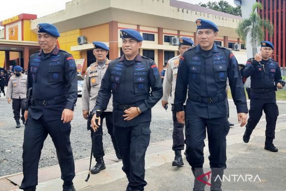 100 Personel Brimob Polda Kalsel Bersiaga, Siap Diperintah Irjen Andi Rian - JPNN.COM