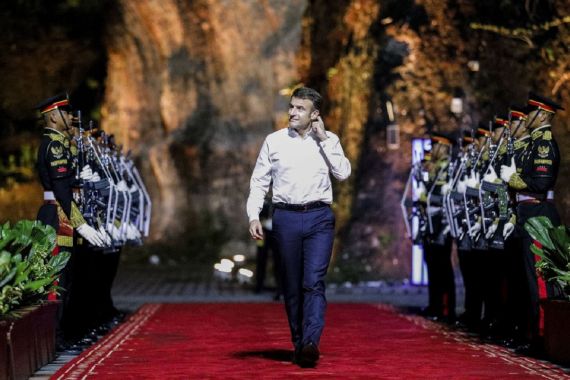 Merasa Aman, Presiden Prancis Emmanuel Macron Berjalan Kaki Sepanjang 2 Km di Bali - JPNN.COM