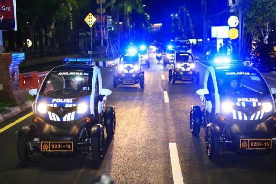 Aksi Polwan-Kowad Berpatroli Pakai Mobil Listrik Amankan KTT G20 di Bali, Lihat - JPNN.COM