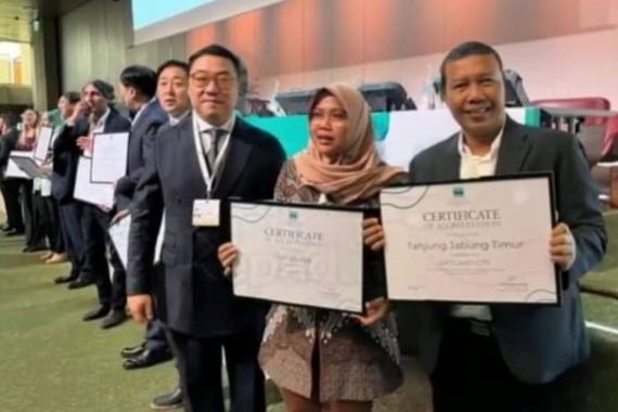 Bikin Bangga, Bupati Tanjung Jabung Timur Terima Penghargaan di Swiss - JPNN.COM