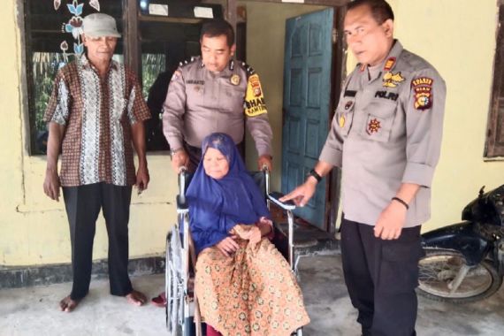Perbanyak Amal kepada Sesama, Polda Riau Bagi-Bagi Kursi Roda - JPNN.COM