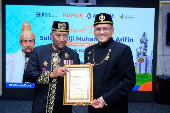 Sultan Kutai Kartanegara Beri Gelar Kehormatan Dirut Pupuk Kaltim - JPNN.COM