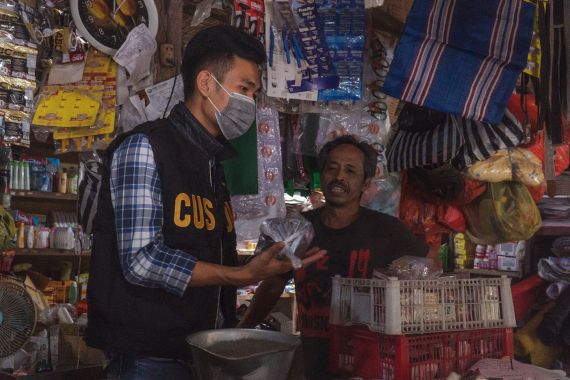 Datangi Pedagang di Pasar, Bea Cukai Ajak Masyarakat Gempur Rokok Ilegal - JPNN.COM