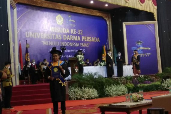 954 Mahasiswa Unsada Diwisuda, Rektor Tri Mardjoko Sampaikan Pesan Mendalam - JPNN.COM